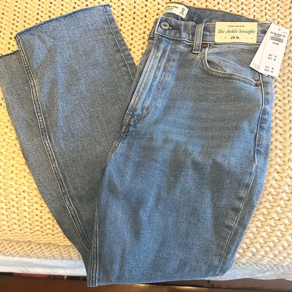 New with tags 8L Abercrombie ankle straight Jean